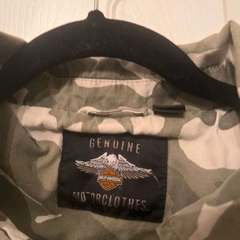 Harley Davidson Women’s utility jacket featuring camo/rose details Sz M - Picture 3 of 8